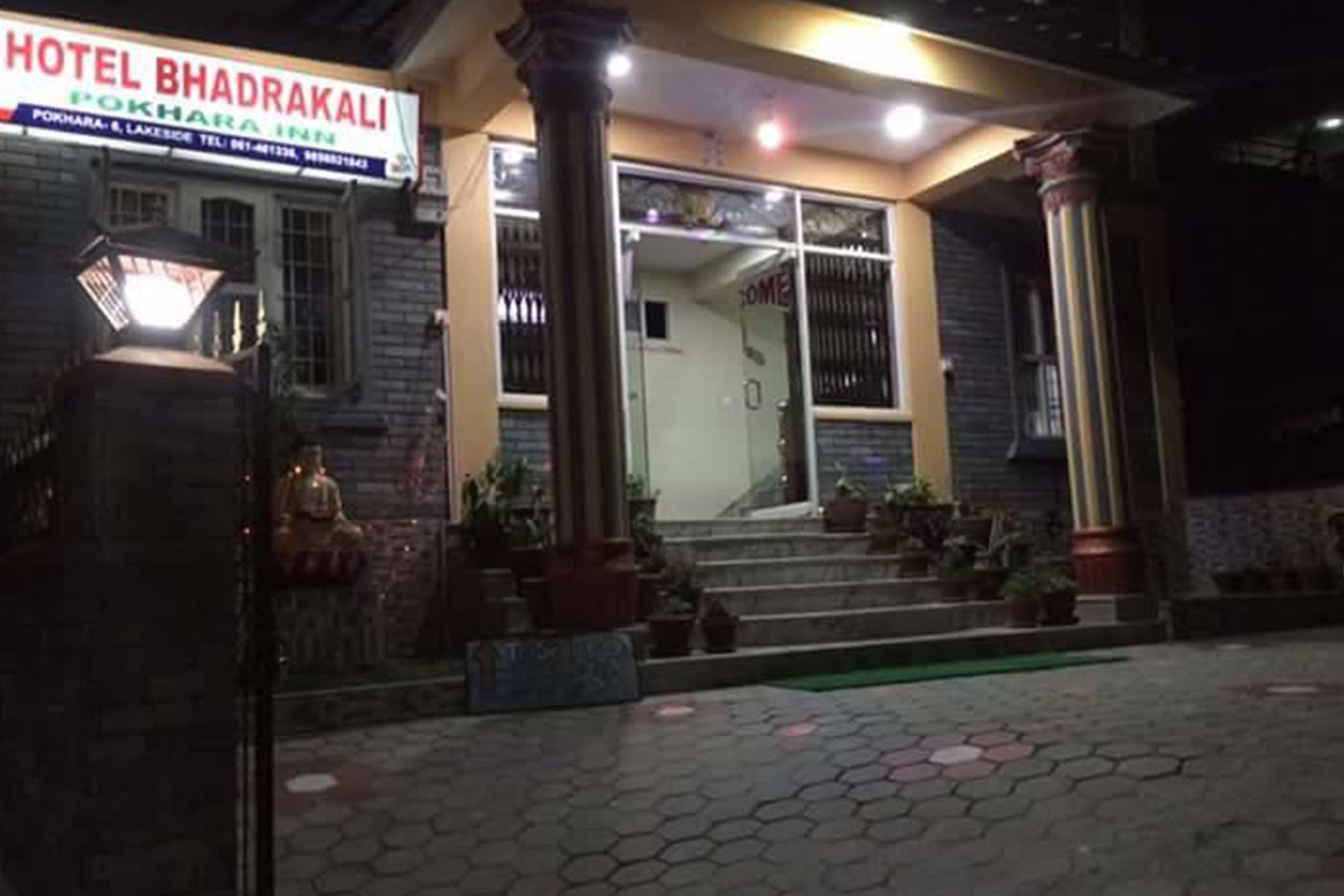 Hotel Bhadrakali Pokhara Inn Buitenkant foto